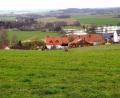 Bild: bkr
In böser Erinnerung ist noch der verheerende Wolkenbruch vom Juli 2018. Vom Westhang des Armesbergs flutete das Regenwasser aus dem Wald über die Wiesen ins Wohngebiet. Keller und Garagen standen unter Wasser. Lockeres Erdreich wurde mitgerissen.