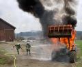 Bild: dob
Komplett ausgebrannt ist am Montagmittag ein Traktor eines Landwirts in Steinach. Ein noch größerer Schaden konnte dank des beherzten Eingreifens des Landwirts vermieden werden.