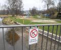 Bild: Gabi Schönberger
Womöglich sitzen Schwimmer im Stadtbad bald auf dem Trockenen: Die Stadt erwägt, den Altarm der Waldnaab nicht mehr anzustauen, um so Kosten und möglichen Regressansprüchen zu entgehen.