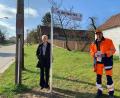Bild: Tobias Reitmeier/exb
Zweite Bürgermeisterin Gabi Wittleben und Bauhofleiter Peter Pleier werfen einen Blick auf die neuen Schilder im Ortsteil Sonnenried.