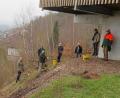 Bild: ow
Das Ehrenamt wird beim Obst- und Gartenbauverein ganz groß geschrieben. Mitglieder unterstützen die Stadt und bepflanzen das Gelände unterhalb der Kulmterrasse bei typischem Aprilwetter mit einzelnen mit Wildsträuchern. Im Bild (von links) Jana Schäffler, Manfred Höllering, Hermann Preißinger, Helmut Schäffler, André Dietrich, Bürgermeister Wolfgang Haberberger und Klaus Sehnke.