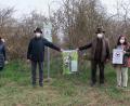 Bild: rhi
Zweite Bürgermeisterin Martina Englhardt-Kopf, BBV-Kreisobmann Josef Irlbacher und Landwirt Johann Plank mit Ehefrau Silvia (von links) appellieren an die Hundebesitzer, die Hinterlassenschaften ihrer Vierbeiner fachgerecht zu entsorgen.