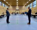 Bild: Eichl
Bürgermeister Thomas Meiler (rechts) vereidigt den FWG-Gemeinderat Stefan Erndt als Nachfolger des ausgeschiedenen Alexander Sailer. Der Gemeinderat tagt erstmals pandemiebedingt in der renovierten Turnhalle.