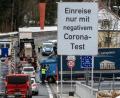 Bild: Armin Weigel/dpa
Ein Schild mit der Aufschrift „"Einreise nur mit negativem Corona-Test“" an der deutsch-tschechischen Grenze.