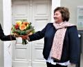 Bild: ubb
Mit einem Blumenstrauß und einem herzlichen Lächeln begrüßte Quartiersmanagerin Cornelia Stahl (rechts) offiziell ihre neue Mitarbeiterin Janka Hannemann-Mathes. Die 38-jährige Krankenschwester unterstützt seit 1. März Cornelia Stahl im LebenPlus-Büro in der Koloman-Maurer-Straße bei der Bewältigung der vielen Aufgaben, die "LebenPlus" für hilfsbedürftige Bürger der Stadt Tirschenreuth übernommen hat.