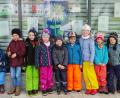 Bild: njn
Die Vorschulkinder haben sich vor ihrem Kunstwerk, einer Blume aus Handabdrücken, an der Stadthalle zum Erinnerungsfoto aufgestellt. Da die Buben und Mädchen in der Notbetreuung auch zusammen spielen und somit keinen Abstand halten können, dürfen sie auch für das Foto zusammenrücken, wie der Kindergarten Regenbogen auf Nachfrage mitteilt.
