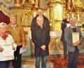 Bild: jml
Sie bereichern seit langer Zeit die Gottesdienste mit ihren Stimmen. Edith List (von links) sang 47 Jahre mit, Willibald List ist seit 15 Jahren dabei, Wilhelm Zwack (hinten) seit der Gründung des Männerchores 1985, Bianca Birkmüller seit 25 Jahren, Friedrich Hermann (rechts daneben) und Georg Fellner (davor) singen ebenfalls seit 35 Jahren. Bis vor einiger Zeit dirigierte Hans Bäumler (vorne, Mitte) die Chöre. Pfarrer Varghese Puthenchira und Kirchenpfleger Leonhard Steinsdörfer (Dritter von links) dankten .