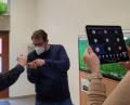 Bild: Luisenburg-Gymnasium/exb
Bei der Vorführung einiger tierischer Bewohner des Lugy – hier einer Stabheuschrecke vor dem Zierfisch-Aquarium: Moderator Markus Wagner (links), Biologie- und Verbindungslehrer Martin Forstmeier und am I-Pad Kamerafrau Kathrin Bauernfeind.