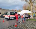 Bild: Sebastian Windschügl
Die BRK-Bereitschaft Neustadt/WN beim Testlauf einer Teststation an der Stadthalle. Am Freitag, 23 April, geht sie in Betrieb.