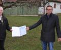 Bild: kro
Mit gebührendem Abstand verlieh Kreisfachberater Harald Schlöger (rechts) an Konrad Eckstein aus Motzersreuth, der zugleich seinen 80. Geburtstag feierte, die zweithöchste Auszeichnung des Landesverbandes, die "Ehrennadel am Bande".