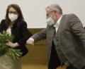 Bild: Hirsch
Mit dem "Corona-Gruß" gratuliert Oberbürgermeister Andreas Feller seiner Stellvertreterin Martina Englhardt-Kopf zur einstimmigen Nominierung.