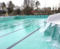 Bild: bkr
Aus 32 Bodendüsen sprudelt in den kommenden drei Wochen das Wasser in die Becken des Naturerlebnisbades. 2200 Kubikmeter sind es. Wasser von der Rutsche fließt nur gelegentlich.