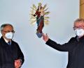 Bild: jml
Große Freude bei Pfarrer Varghese Puthenchira und Kirchenpfleger Leonhard Steinsdörfer!.Die unter dem Kirchturmdach gefundene Mondsichel-Madonna ist restauriert und hat einen würdigen Platz im Pfarrgemeindesaal bekommen.