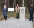 Bild: Hirsch
Dritte Bürgermeisterin Marion Juniec-Möller, SPD-Fraktionsvorsitzender Franz Schindler, Initiator Andreas Weinmann und Hobby-Historiker Michael Fleischmann (von links) weihten am Dienstag den Gedenkstein zur Erinnerung an die Opfer des Massakers vom 20. April 1945 ein.