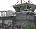 Bild: Petra Hartl
Die neue Kanzel auf dem Wachturm in der JVA Amberg wiegt 25 Tonnen. Von dort haben die Wachen nun einen deutlich besseren Überblick. Während der Arbeiten haben die Wachen die Häftlinge von dem Containter-Provisorium aus (links im Bild) beobachtet.