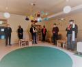 Bild: gz
Nach dem Segensgebet im Freien lud Pfarrer Erwin Bauer (von rechts) Bürgermeister Reiner Gäbl, Kirchenpflegerin Nicola Hummer, Architekt Christian Schönberger, Kindergartenleiterin Ramona Zangl und Kirchenrat Karl Schmid zum Rundgang ein.