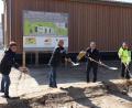Bild: Stadt Tirschenreuth/exb
Den offiziellen Spatenstich für den Radlerparkplatz nahmen (von links) Stadtbaumeister Andreas Ockl, Bauamt-Mitarbeiter Robert Reith, Bürgermeister Franz Stahl und Polier Andreas Leiß von der Baufirma Leiß vor.