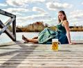 Bild: Jäger/exb
Idyllische Natur am Klausensee bei Schwandorf, dazu ein helles Bier: Sarah Jäger will nicht nur Bierkönigin werden, sie arbeitet auch bei einer regionalen Brauerei. Als Hobbyfußballerin schätzt sie die "kühle Halbe nach dem Spiel".