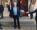 Bild: ld
Nach 25 Jahren Tätigkeit für den Wasserzweckverband wurde Wassermeister Gerhard Daubner (vorne, Mitte) in den Ruhestand verabschiedet. Als Geschenk übergab Vorsitzender Peter König (vorne, rechts) das Modell einer Gartenbank, in Originalgröße wird Daubner diese als Geschenk erhalten. Hinten rechts die neue Kassenverwalterin Claudia Pöllath, daneben Franziska Schindler als weitere Stellvertreterin. Mit im Bild (von links) stellvertretender Vorsitzender Franz Tauber, der Brander Bürgermeister Bernhard Schindler und Geschäftsführer Thomas Prechtl.