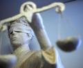 Symbolbild: Peter Steffen
Die Statue Justitia hält eine Waage in der Hand.