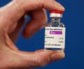 Symbolbild: Russell Cheyne/PA Wire/dpa
Eine Ampulle des Corona-Impfstoffs der Universität Oxford und des Pharmakonzerns Astrazeneca.
