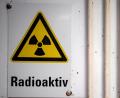 Bild: Sina Schuldt
Der Warnhinweis "Radioaktiv" hängt am Eingang vom Transportbehälterlager im atomaren Zwischenlager in Gorleben. Wo der Atommüll endgelagert wird, ist noch unklar. In Oberfranken wird es sein, meint der Geologe Andreas Peterek.