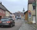 Bild: lnz
Ein mobiles Tempomessgerät ist in der Vorstadt in Mitterteich jetzt stadteinwärts installiert worden. Zuvor war es auf der gegenüberliegenden Straßenseite im Einsatz. Bürgermeister Stefan Grillmeier teilte im Stadtrat mit, dass in diesem auf Tempo 30 beschränkten Bereich demnächst auch öfter geblitzt wird.