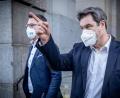 Bild: Michael Kappeler/dpa
Der bayerische Ministerpräsident und CSU-Chef Markus Söder (CSU) verlässt mit Generalsekretär Markus Blume (links) den Bundestag.
