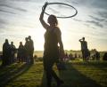 Bild: Ben Birchall/dpa
HulaHoop entwickelte sich im letzten Jahr zur absoluten Trendsportart. Obwohl Kolumnistin Lena Schulze nicht jeden Trend mitmacht, kam sie an dem "hulern" nicht vorbei.