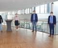 Bild: Kunz
Sozialdezernent Wolfgang Hohlmeier (links) mit dem neugewählten Vorsitzenden des Seniorenbeirats, Peter Klein, Stellvertreterin Sonja Rummler, dem Leiter des Amtes für soziale Dienste Michael Trummer und Oberbürgermeister Jens Meyer.