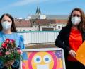 Bild: Andreas Rewitzer/DAK/exb
Seit 25 Jahren ist Nicole Meindl (links) Gesundheitsexpertin in Weiden. Caroline Schießl gratuliert.