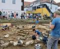 Bild: Petra Hartl
Das Interesse an den Ausgrabungen auf dem Bürgerspital-Gelände in der Altstadt war enorm. Mathias Hensch (rechts) führte mehrere Gruppen über das Areal – dieses Bild entstand im August 2017.