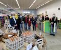 Bild: gz
Im Beisein der Familie Beer, der Verkäuferinnen und Bürgermeister Reiner Gäbl (li) segnet Pfarrer Erwin Bauer (re) den Getränkemarkt und alle Beschäftigten.