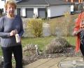 Bild: sck
Brigitte Neugebauer (rechts) übergibt 550 Euro aus dem Erlös des Verkaufs von durch sie selbst verzierten Osterkerzen an Doris Graf, Leiterin des Arche-Teams der Sozialen Runde Auerbach.