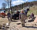 Bild: Gemeinde Flossenbürg/exb
Ehrenamtliche errichten mit Spendengeldern Lesehütte am Gaisweiher.