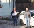 Bild: fsb
Informationen durch Bürgermeister Martin Schregelmann (Mitte), Gerhard Schmerber vom Bayernwerk (rechts) und Dienstleister Kurt Schwarzbach (mit einer LED für die Pilzleuchten)