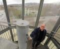 Bild: Wolfgang Steinbacher
Wilhelm Koch und sein Vesunaturm. Vor 25 Jahren hat der Künstler das Bauwerk komplett mit Spenden gebaut und der Stadt Amberg geschenkt. Heute ärgert er sich ein wenig, weil der Turm so heruntergekommen ist.