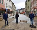 Bild: Peggy Biczysko/fph
Sachgebietsleiter Christian Frohmader, Ordnungsamtsleiterin Birgit Schelter und Harald Giehl vom Tiefbauamt (von links) begutachten die Arbeiten im Markt, wo das lückenhafte Pflaster neu ausgefugt wird. Sie stehen gerade auf einer der neuen Querungshilfen für Rollstuhlfahrer.