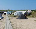 Bild: Friedemann Kohler/dpa
Einfach und vielleicht gerade deshalb schön: Camping-Urlaub auf der Helgoländer Düne. Auf dem Campingplatz im Windschatten der Sanddünen stehen ausschließlich Zelte. Wohnwagen oder Wohnmobile kommen nicht auf die Insel. Nur 0,7 Quadratkilometer misst die flache, kleine Nebeninsel. Zwei Sandstrände, dazwischen Dünen mit Strandhafer und Heckenrosen – mehr braucht es nicht für ein Natur- und Urlaubsparadies.