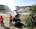 Bild: Hirsch
Die Uniper Kraftwerk GmbH rekultiviert derzeit die Deponie "Westfeld" zwischen Wackersdorf und Steinberg am See und errichtet auf dem 80 Hektar großen Gelände eine passiv-biologische Anlage zur Aufbereitung des Sickerwassers. Mit einer Schneekanone wird Staubentwicklung während der Bauphase vermieden.