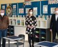 Bild: gf
Nahezu lautlos laufen die neuen Luftreinigungsgeräte. Wenn achtmal pro Stunde die gesamte Luft eines Klassenzimmers durchgefiltert wird, sei höchstmöglicher Schutz für die Schulkinder gewährleistet, ist sie sich sicher (von links): Verwaltungsleiter Hartmut Gawlik von der Gemeindeverwaltung, Schulleiterin Janina Schmidt, Bürgermeister Hermann Böhm und Landtagsabgeordneter Harald Schwartz.