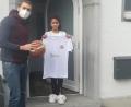 Bild: DJK Neustadt/exb
Für den Parcours tauschte Taneesha Thompson (11) ihre Einhornpantoffeln mit Basketballstiefeln. Und meisterte die Aufgaben bravourös. Organisator Stefan Merkl übergibt der U12-Spielerin der DJK – streng nach Coronaregeln – das Sieger-T-Shirt.