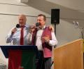 Archivbild: Wilck 
Heiner Nachtmann (links) singt mit einem See-Weidener. Den Weidener Partenrscghaftsmarsch hat der Brauer jetzt auf CD gebracht.
