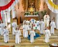 Bild: Siegfried Niebler/exb
Zehn Kinder feiern zusammen mit Pfarrer Johannes Arweck in der Ursensollener Pfarrkirche ihre Erstkommunion.