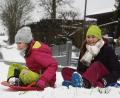 Bild: Gabi Schönberger
Für Amelie (links) und Leonie reicht der Schnee in Letzau (Kreis Neustadt/WN) am Dienstag schon zum Schlittenfahren.