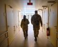 Symbolbild: Robert Michael/dpa
Bundeswehrsoldaten in den Fluren der Krankenhäuser sind seit Corona keine Seltenheit mehr. Auch am Klinikum Weiden und in Tirschenreuth unterstützen sie das Personal weiterhin.