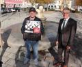 Archivbild: Stadt Tirschenreuth/exb
Bürgermeister Franz Stahl, Florian Maschauer und die Leiterin Tourist-Info/MQ Stefanie Süß (von rechts) freuen sich auf eine weitere Fortführung dieses besonderen und coronakonformen Angebots. Das Foto zeigt die drei Initiatoren bei einer Präsentation des Picknick-Kerwls im vergangenen Jahr.