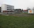Bild: wro
Die große Fläche vor dem Berufsschulzentrum wird ansprechender gestaltet. Das Areal vor dem weißen Neubau, wo während der Sanierung die Ausweichcontainer für die Klassenzimmer standen, soll eingegrünt und mit einem Boulder- und Fitnessbereich aufgewertet werden.