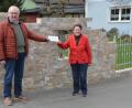 Bild: dob
Christa Wildenauer ist glücklich wenn sie anderen helfen kann. Diesmal durfte Herbert Putzer, Vorsitzender der Kinderkrebshilfe in der Region Oberpfalz Nord antreten und 1000 Euro entgegennehmen. Ein Aufruf in "Der neue Tag" schwemmt ihr die gesuchten Artikel aus Großmutters Zeiten nur so heran. Dafür ist die Flohmarktsammlerin überaus dankbar. "Spenden ist meine große Leidenschaft."