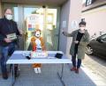 Bild: bjp
Start frei für die Online-Lektüre: "Leo Löwe", das Maskottchen des nordbayerischen Internet-Medienportals "LEO Nord", startete gemeinsam mit Bürgermeister Thorsten Hallmann und Vizebürgermeisterin Anja Kirschsieper das "Onleihe"-Angebot der Schwarzenbacher Gemeindebücherei. Ab August können im Alten Pfarrhof auch Medien in Papierform ausgeliehen werden.